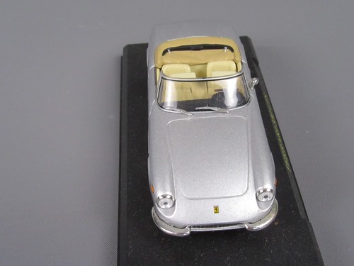 C133 IXO Fabbri 30 Ferrari 330 GTS Spider 1967 Argenté 1:43 + Socle - Picture 8 of 11