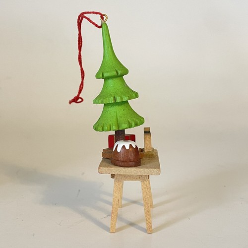 Adorno de Navidad de madera pintada Vtg Hirschmann con árbol y juguetes en mesa de 4" - Imagen 4 de 8