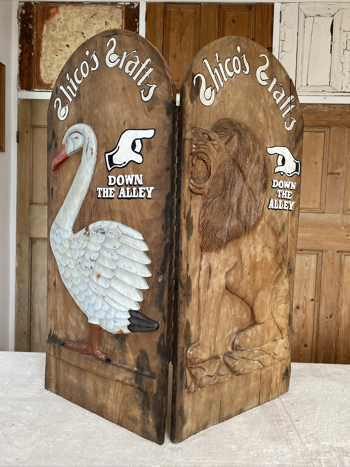 Vintage Hand Carved Wooden Sandwich Board Advertising Board Lion And Swan Deficyt super specjalna cena, tanio