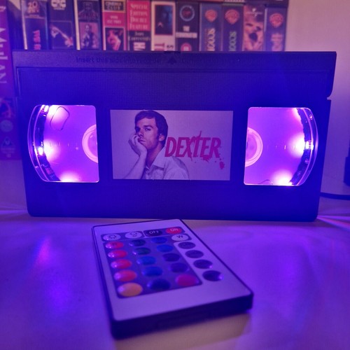 Dexter TV Show LED VHS Video Cinta Luz Lámpara Cumpleaños Navidad Regalo Idea Retro - Imagen 4 de 4