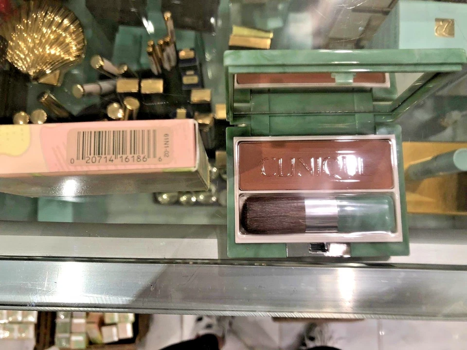 Clinique Sheer Powder Blusher 7.6g 02 New Chestnut (new with box) - Image 3 of 3