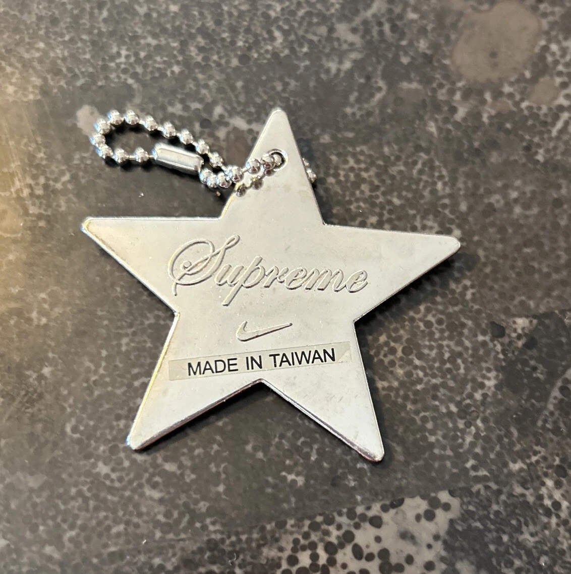 Porte clés Nike Supreme Shoe Tag Hang Tag métal STAR