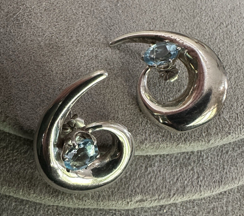 Large Sterling Silver Modernist Stimulated Blue Topaz Swirl Stud Earrings OTT - Picture 3 of 7