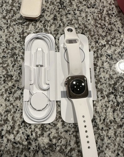 Apple Watch Series 10 (GPS + LTE) 42mm Gold Titanium Case White Band - Excellent - Photo 6 sur 8