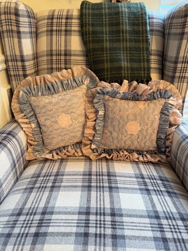 Pair of Vintage Cottagecore Ruffle-Lace Throw Pillows - Picture 3 of 4
