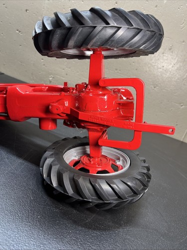 MCCORMICK DEERING FARMALL M TRACTOR 1995 FARM SHOW 1/8 SCALE MIB DIE CAST RARE - Picture 17 of 24