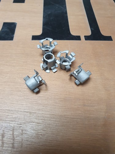 RENAULT 5 GT TURBO NEU KÄFIG UNVERLIERBARE MUTTER LADELUFTKÜHLER LUFTKASTEN FAHRWERK SCHIENE M6 - Bild 1 von 2