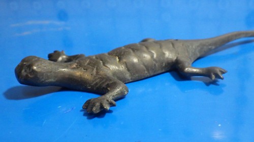 vintage poured bronze lizard hole for mounting 6 3/16X 2 3/8 2.6 oz 3D sculpture - Picture 5 of 6