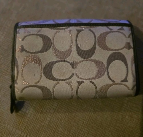 Cartera sin asas Coach Ashley metálica marrón caqui firma compacta brillante 46157 - Imagen 3 de 8