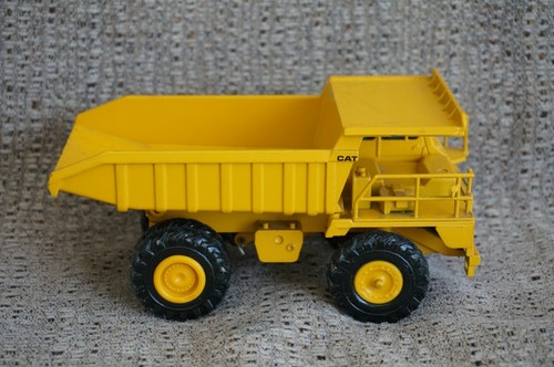NZG Modelle No. 222 Caterpillar / CAT Dump Truck #1 - 1:50 scale - West Germany - Picture 6 of 9