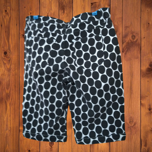 HUE Women's Medium Polka Dot Denim Stretch Cuffed Bermuda Shorts Pull On - Picture 5 of 5
