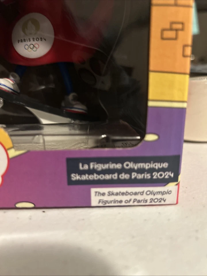 Estatuilla de monopatín mascota de los Juegos Olímpicos de París 2024 con licencia oficial 12,5 ¡RARA! Foto 2 de 4