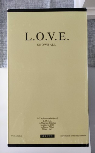 Maurizio Cattelan - L.O.V.E. PALLA DI NEVE - Foto 11 di 13