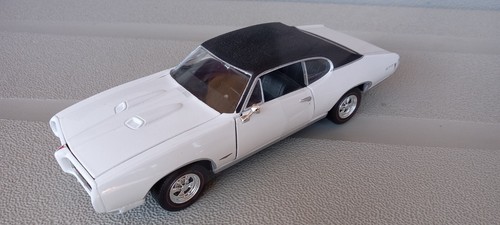 Johnny Lightning Muscle Cars USA 1968 Pontiac GTO 1/24 DIECAST