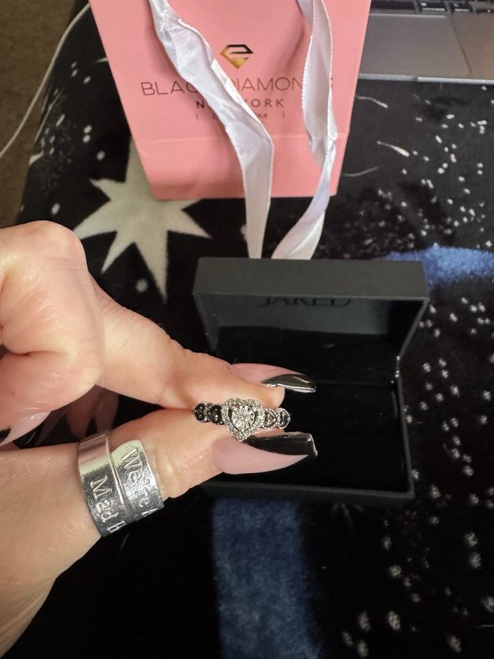 Anillo Promesa Corazones Diamantes Negros Gótico de Jared’s Talla 6 Foto 3 de 4
