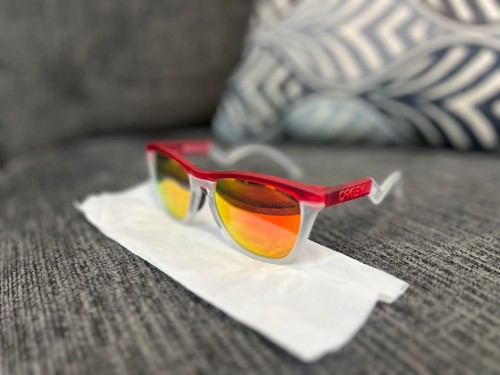 Oakley Frogskins Prizm Sonnenbrille matt klares Gestell mit roten Gläsern