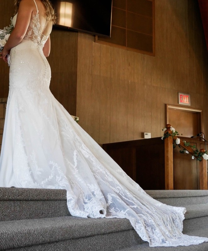 White Lace Embroidered V-Neck Sleeveless Mermaid/Trumpet Wedding Dress Train