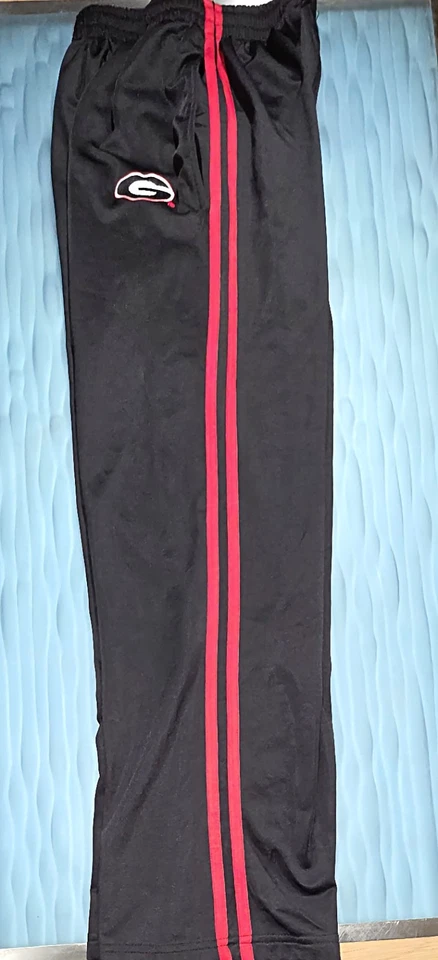 Calça de atletismo UGA Bulldogs infantil coliseu média - preta com listras vermelhas - Imagem 3 de 4