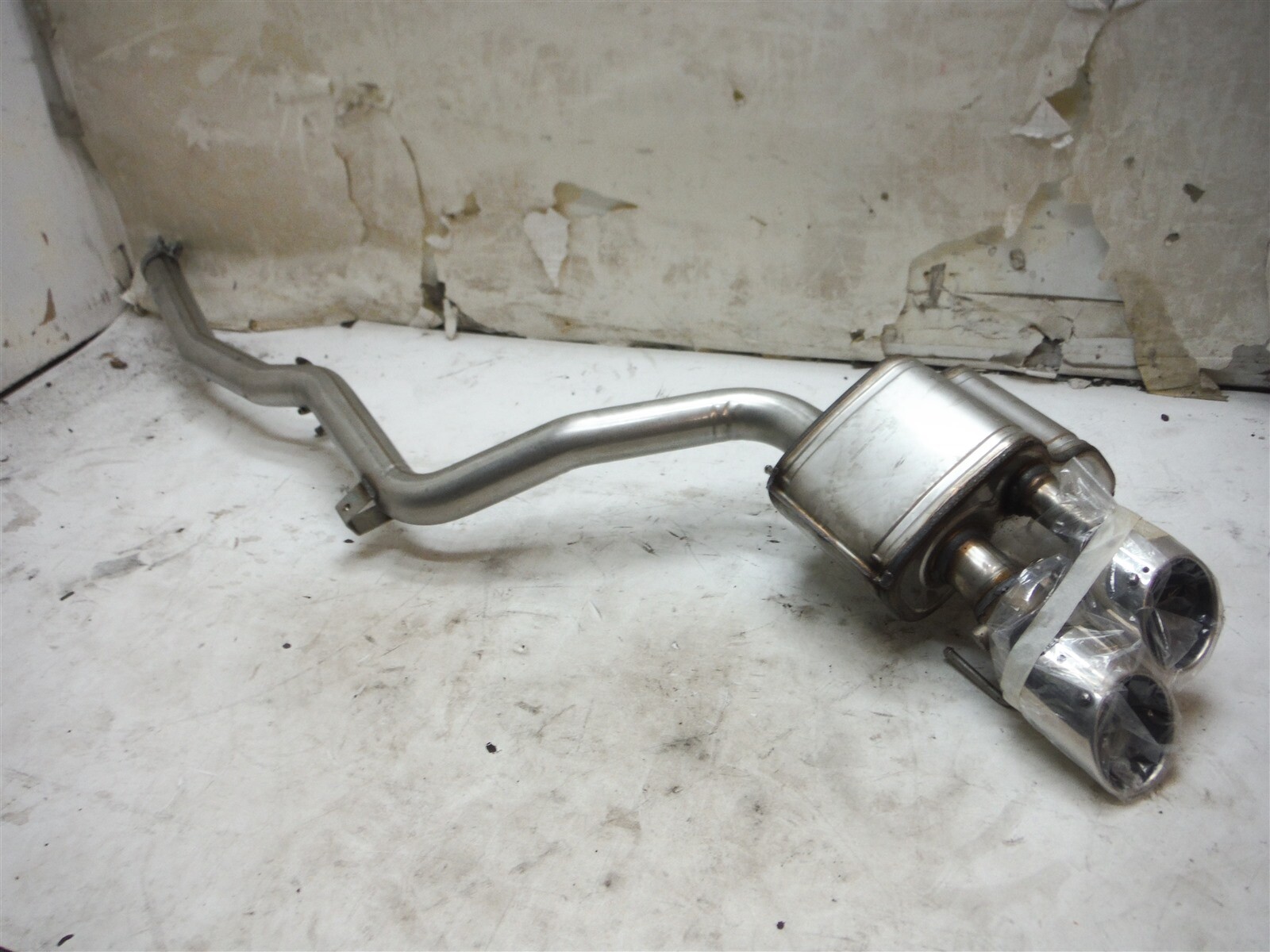 MASERATI GHIBLI DRIVER LEFTREAR EXHAUST MUFFLER WITH PIPE OEM 670030855