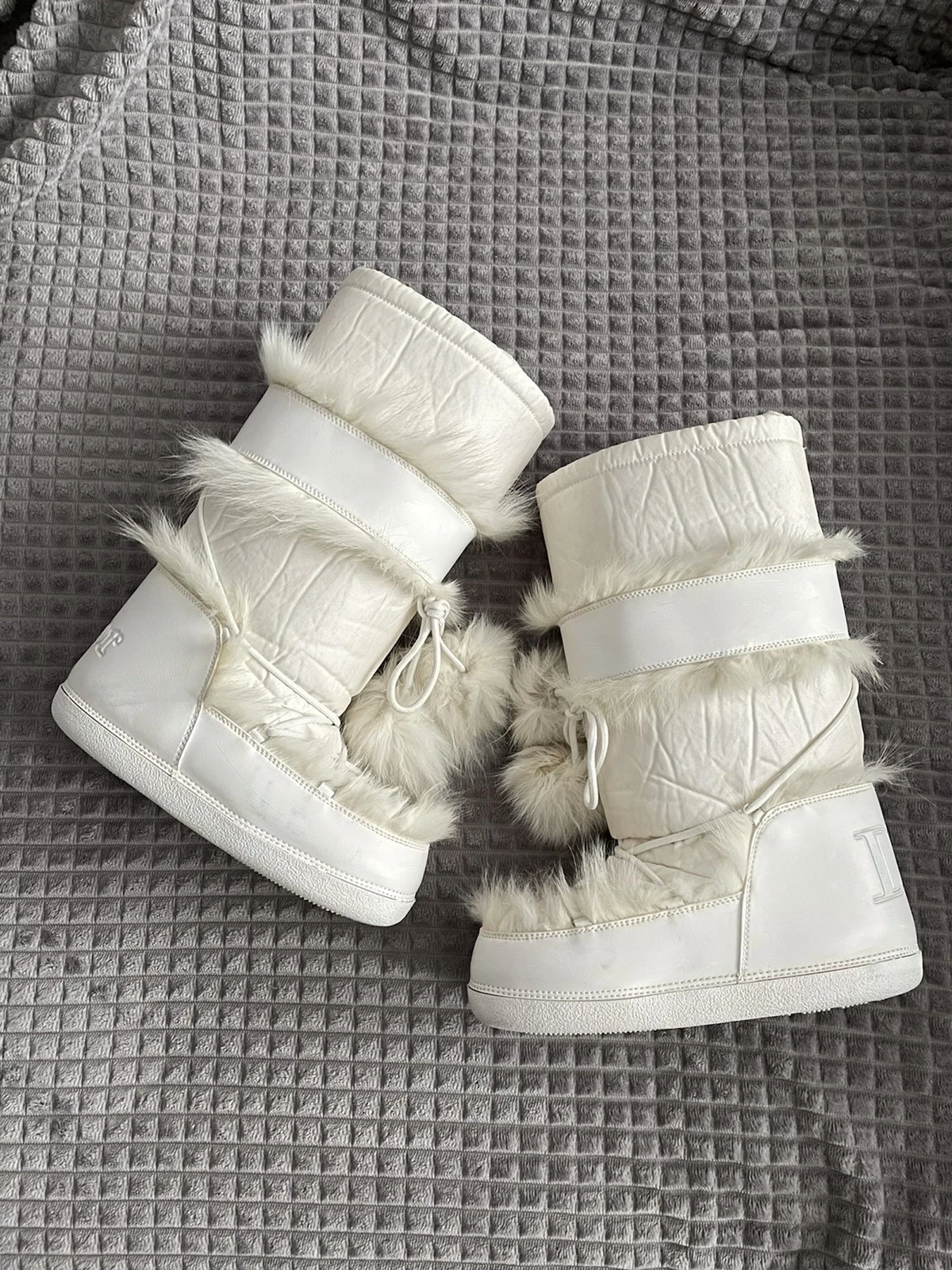 Bottes pompon Dior par John Galliano fourrure blanche totale lune neige