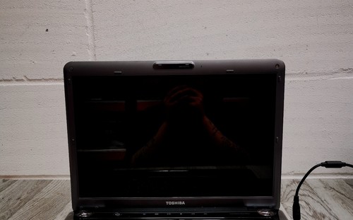 Toshiba Satellite A300-1J1 Personal Laptop - Grey (PSAG0E-03U01YEN) **FAULTY** - Picture 2 of 10