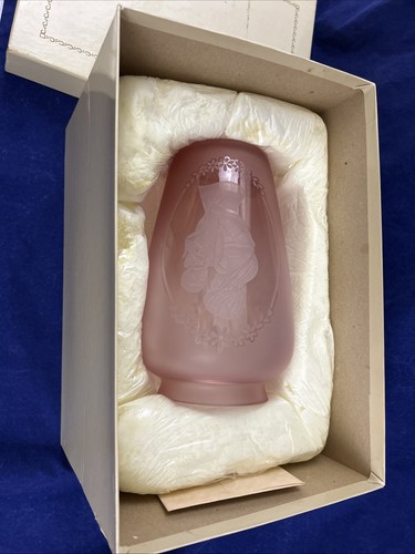 Fenton Glass Vase “Mother & Child” Sculptured Rose Velvet #486/750, 1984 - Picture 9 of 14
