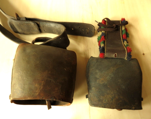 2 alte Kuhglocken mit Lederriemen, Messing Schließe, Weide Glocke Almglocke