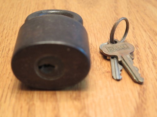 Antiguo candado vintage de hierro fundido Segal con 2 llaves ~ Ver VIDEO ~ - Imagen 3 de 15