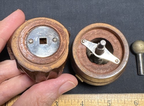 Molinillo de pimienta de barril para perro de madera tallada Marlux de la década de 1940 Francia - Imagen 8 de 9