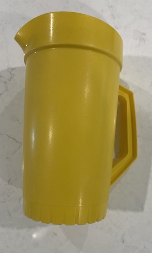Vintage Tupperware 800-6 2-quart Yellow Pitcher w Push Button Seal Lid - Picture 3 of 11