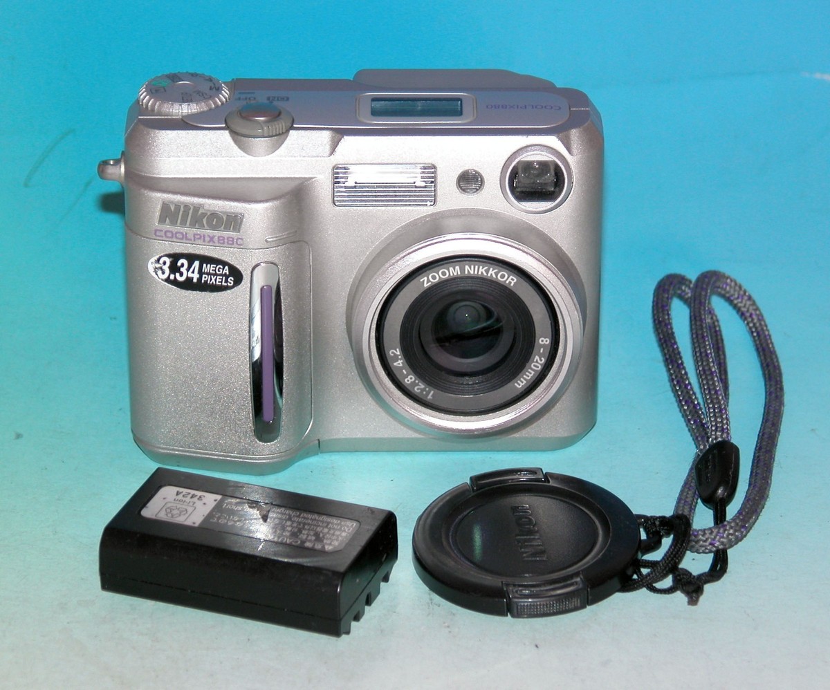 Reconditioned - Nikon Coolpix 880 3.2MP Digital Camera - Silver
