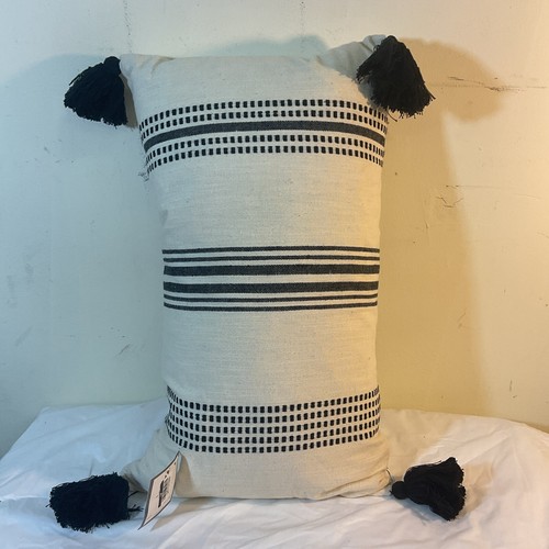 Saro Lifestyle gestreiftes Quaste Überwurf Kissen creme/schwarz 12x20" abnehmbarer Bezug  - Bild 6 von 7