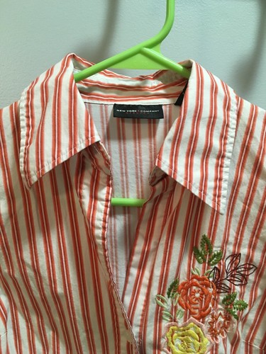 Rojo y blanco a rayas con bordado floral botón abajo talla XS - Imagen 2 de 6