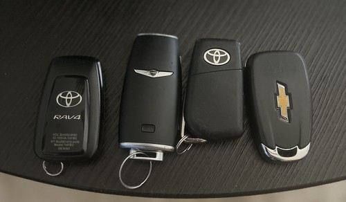 Lot of 4 key fobs Rav4, Chevrolet, Genesis, Toyota - Foto 2 di 2