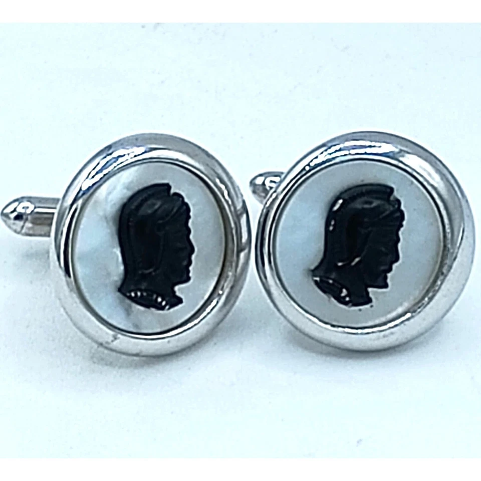 Gemelos vintage Swank para hombre camafeo soldado romano tono plata madreperla Foto 3 de 4