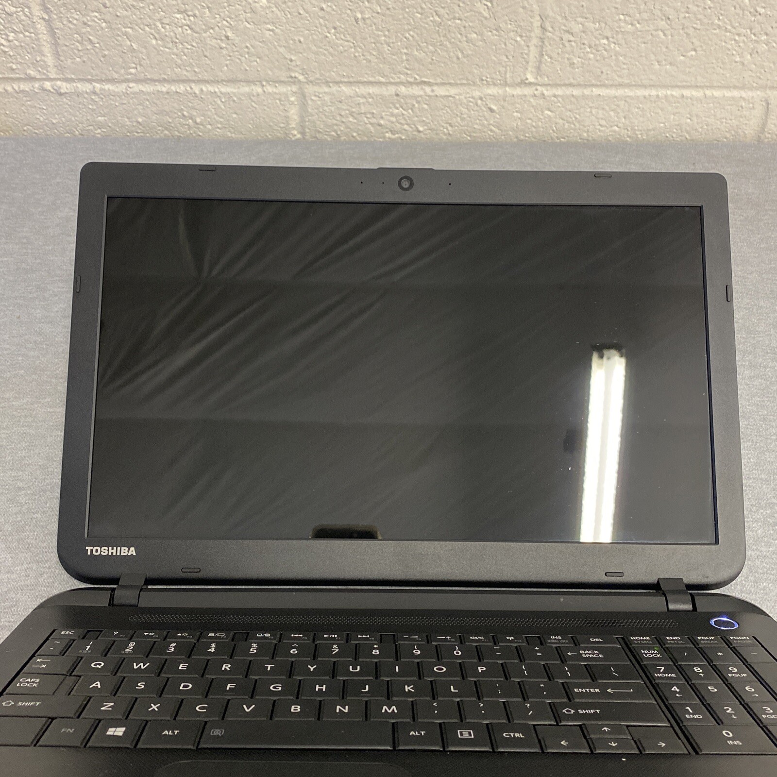 Toshiba Satellite C55-B5272 Laptop i3-3217U 1.8ghz / 6GB / 750GB / WIN 10 - Picture 5 of 11