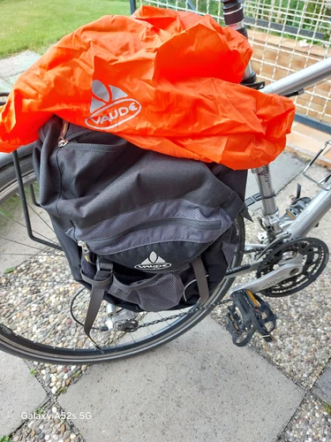 VAUDE Gepäckträgertasche, schwarz mit Regenschutz, 1 Seiten- 2 Deckeltaschen,  