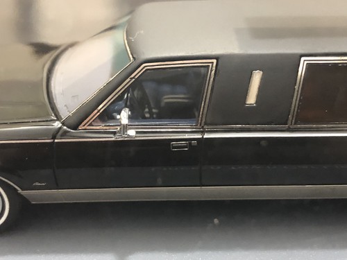 Neo Scale Models 1985 Lincoln Town Car Limousine Black Model Car - Scale 1:43 - Picture 4 of 20