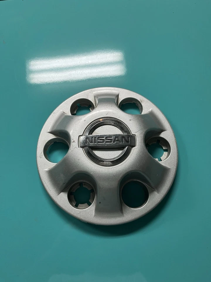 TAPA CENTRAL RUEDA NISSAN TITAN ARMADA OEM ACABADO PLATEADO 40315 7S000 Foto 2 de 4