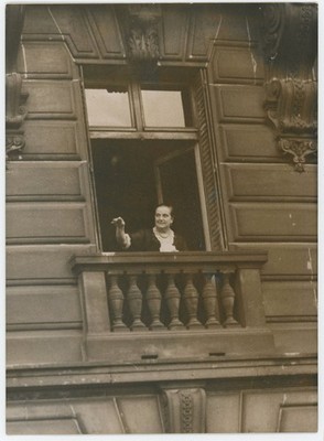 Frau René Coty An Ihrem Fenster. Germaine Coty. Politik. 1953.