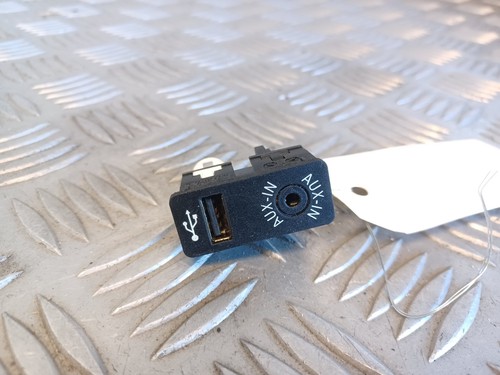 AUX-Buchse + USB - BMW 1er II (2) F20 F21 - 9229246-03 - Bild 1 von 4