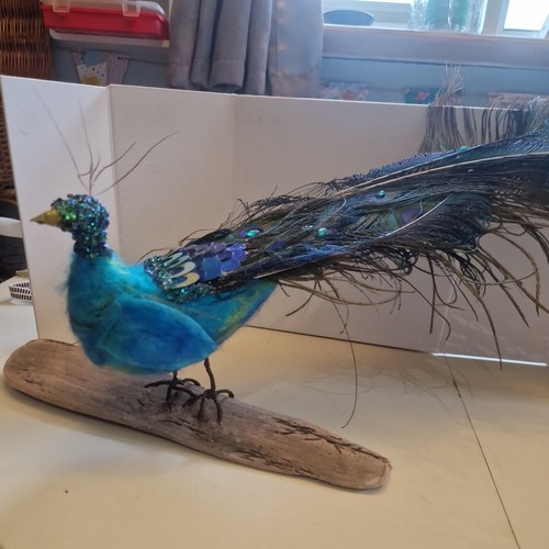 HANDARBEIT Handarbeit nadel gefilzt eiche Pfau VOGEL TIER Treibholz echte Federn