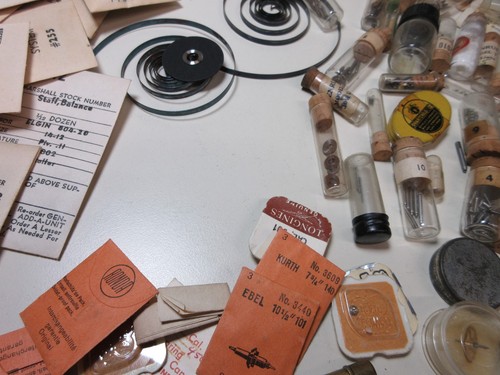 VINTAGE SORTIERTES KONVOLUT UHRENTEILE UHRMACHER ERSATZSTAB UNBEKANNTE TEILE #102 - Bild 14 von 15