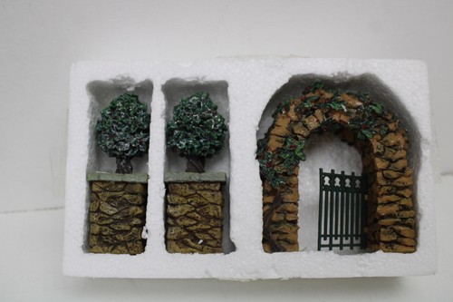 Postes de esquina de piedra Dept 56 Village con acebo y arco de piedra #56.52648 - Imagen 3 de 4
