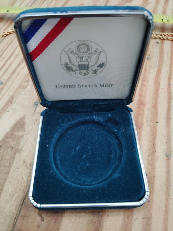 1994 Com WOMEN IN MILITARY PROOF DOLLAR with Gold Filled Bezeled Necklace Case - Image 4 of 4