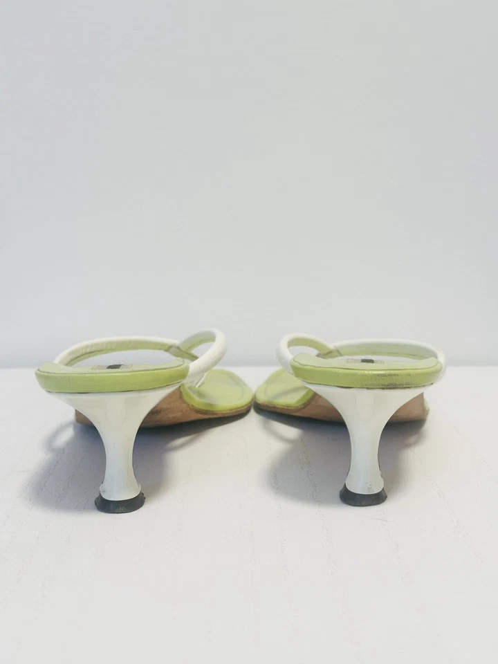 Tacones Manolo Blahnik | Sandalias de tanga Manolo Blahnik vintage en verde y blanco Foto 4 de 4