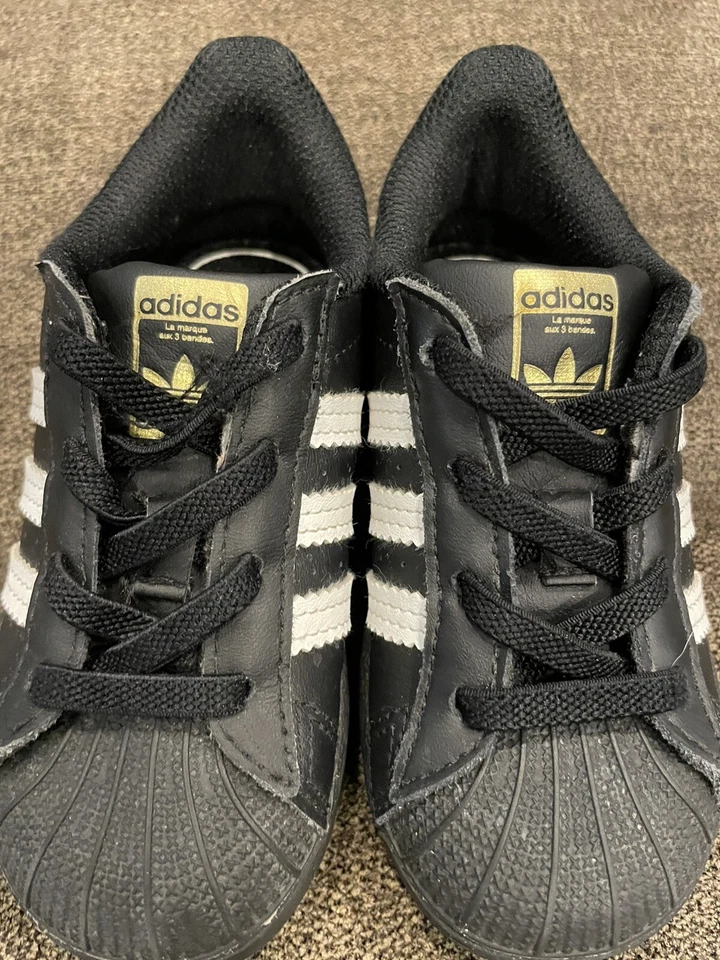 🔥Zapatos Tenis Adidas Superstar Niños 7K - Negro y Dorado Otholite Foto 4 de 4
