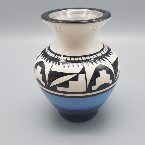 Ute Native American Pottery Vase Artist Signed Wanda Jacket approx 4" - Picture 5 of 11