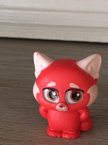 Figura Disney Doorables Serie 8 Rojo Panda Mei Girando Rojo Rara DESGASTE LIGERO - Imagen 2 de 3