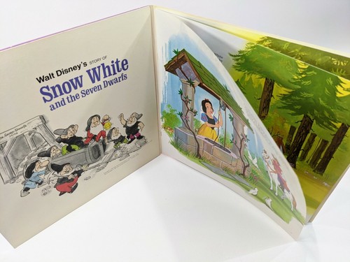 Walt Disney Story Of Snow White & The Seven Dwarfs Disneyland 1969 - Imagen 2 de 3